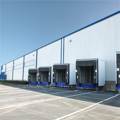 Magazzino prefabbricato e centro di distribuzione. Grande capannone industriale per il magazzinaggio e la distribuzione.