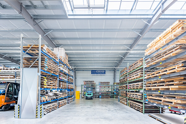 Vista interna di un magazzino per ottimizzare lo stoccaggio. Progettazione e costruzione di capannoni per lo stoccaggio