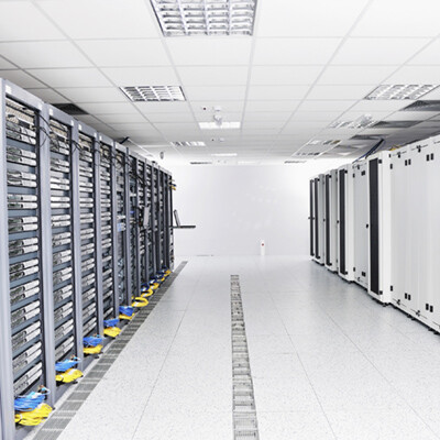 L'edificio a tre piani ospita server e dispositivi di archiviazione dati per applicazioni IT aziendali e di cloud computing. Soluzioni di edifici in acciaio pre-ingegnerizzati per data center